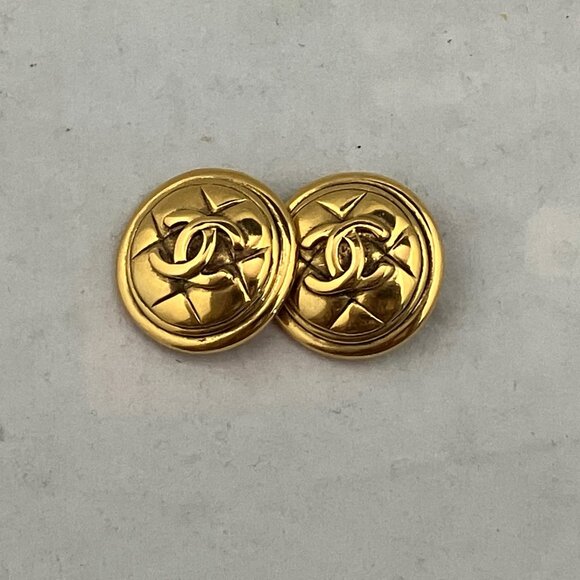 Vintage 90s Designer Chanel Classic Quilted Gold Tone Logo CC Clip on Earrings - Picture 6 of 15